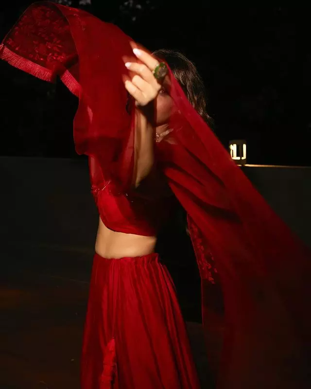 Aamna Sharifs Incredible Stellar Poses Aamna Sharifs Incredible Stellar Poses