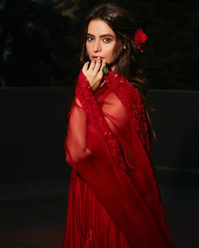 Aamna Sharifs Incredible Stellar Poses Aamna Sharifs Incredible Stellar Poses