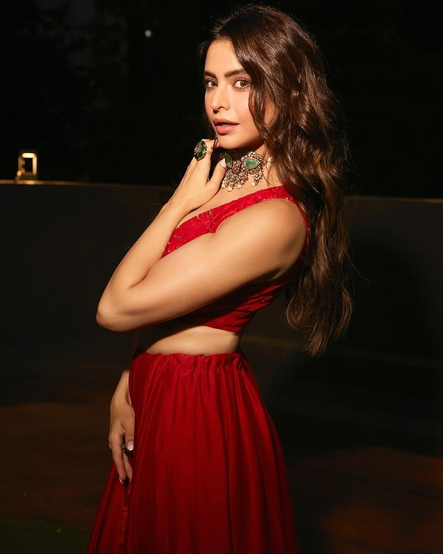 Aamna Sharifs Incredible Stellar Poses Aamna Sharifs Incredible Stellar Poses