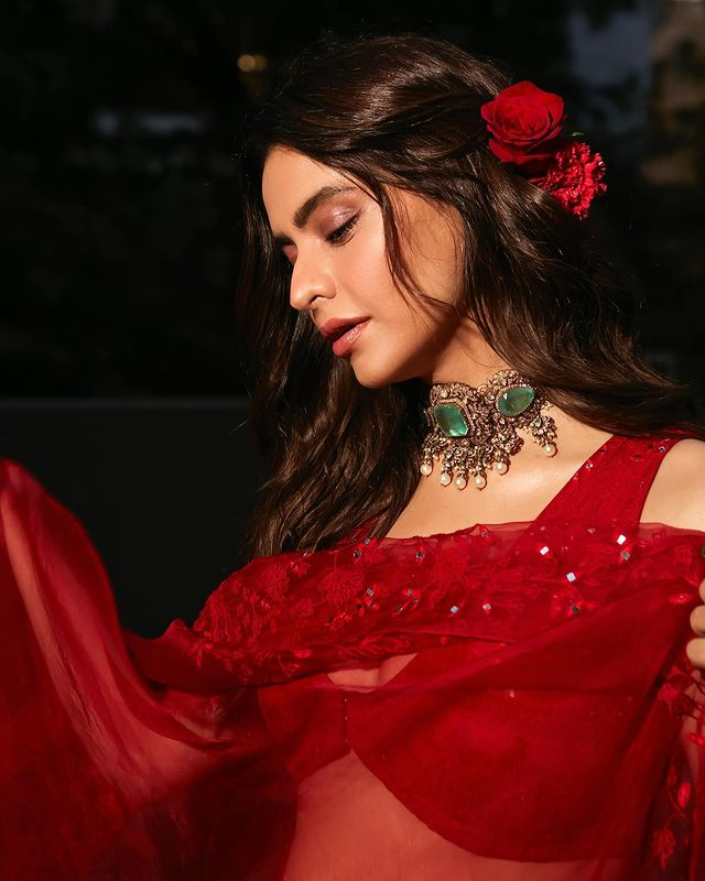 Aamna Sharifs Incredible Stellar Poses Aamna Sharifs Incredible Stellar Poses