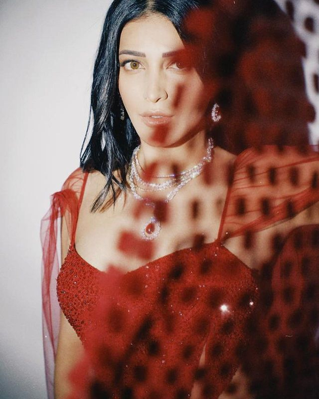 Elegance in Every Thread: Shruti Haasans Apple Belle Dress Elegance in Every Thread: Shruti Haasans Apple Belle Dress