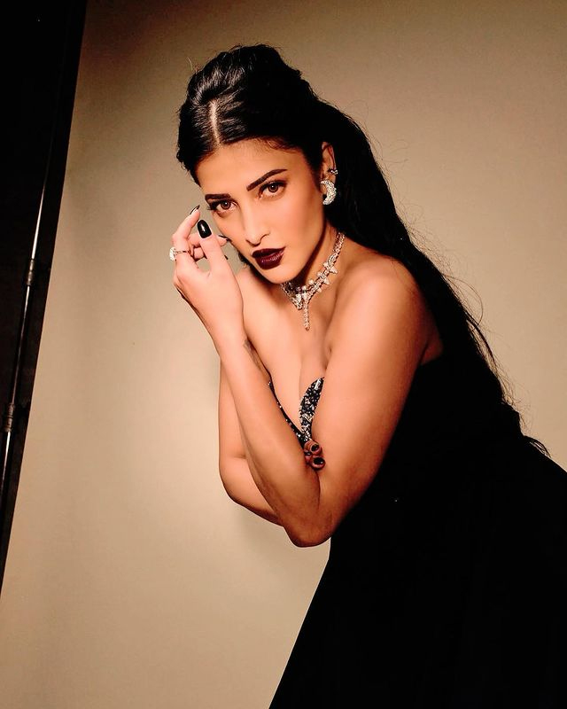 Elegance in Every Thread: Shruti Haasans Apple Belle Dress Elegance in Every Thread: Shruti Haasans Apple Belle Dress