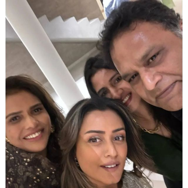 Namratas Diwali Glam: Eye-catching Family Celebration Namratas Diwali Glam: Eye-catching Family Celebration