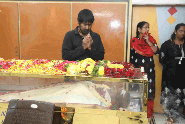 Celebrities Pay Emotional Tributes To Chandra Mohan!