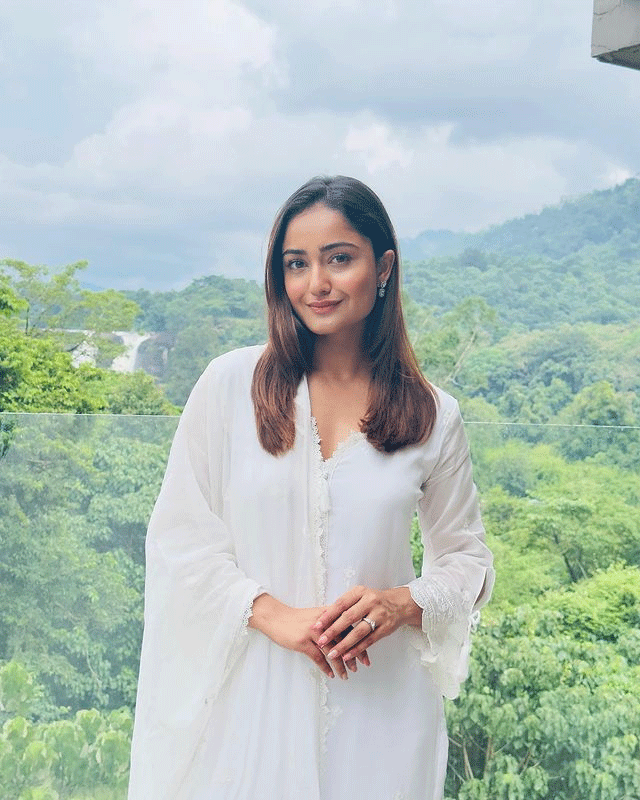 Tridha Choudhury Looks Vibrant In Festive Look!