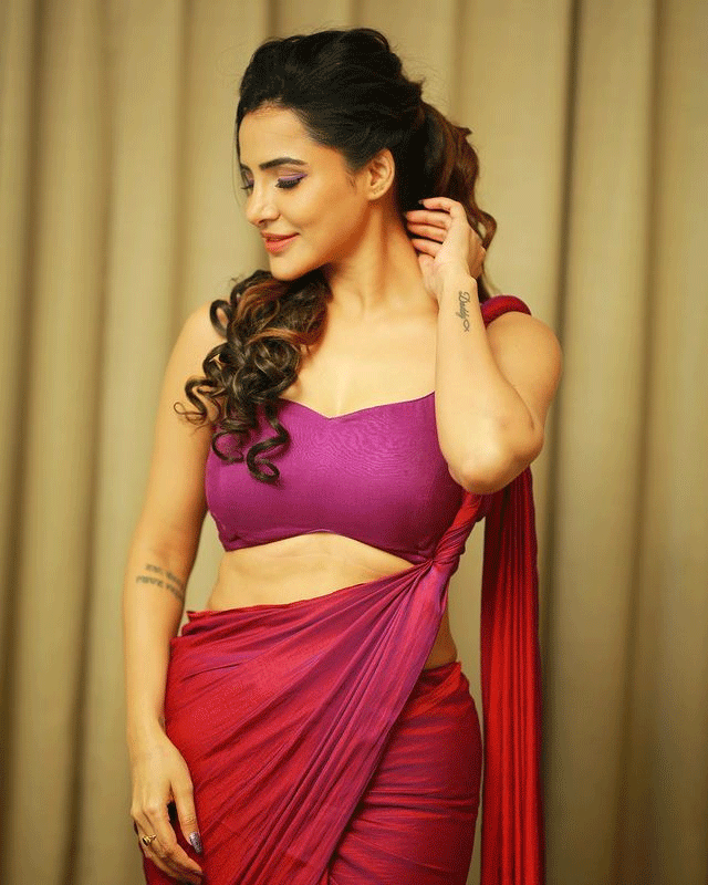 Elegance in Stripes: Ashu Reddys Mesmerizing Saree Ensemble Elegance in Stripes: Ashu Reddys Mesmerizing Saree Ensemble