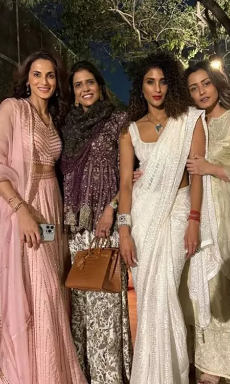 Namratas Diwali Glam: Eye-catching Family Celebration