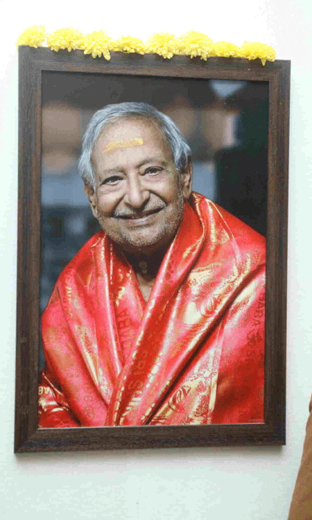 Celebrities Pay Emotional Tributes To Chandra Mohan!