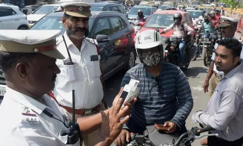 ఒకే బైక్ మీద 155 ట్రాఫిక్ చలానాలు.. బైకర్ కు షాకిచ్చిన అధికారులు