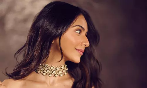 రెడ్ డ్రెస్ లో రచ్చ చేస్తున్న అమ్మడు..!