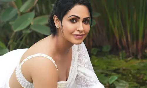 పిక్ టాక్ : తెల్లటి చీర కట్టు అందాలతో కవ్వింత