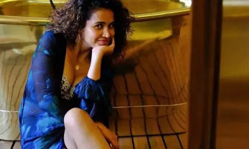 పిక్ టాక్ : క్లీ వేజ్ షో తో జూ.శర్మ కవ్వింపులు