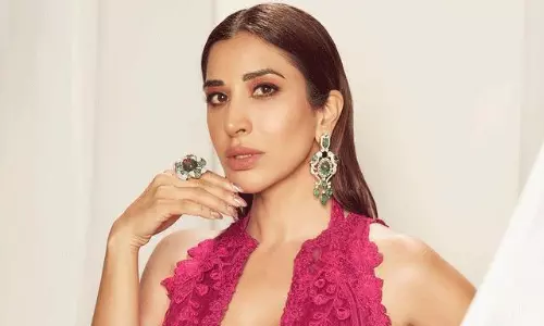 ఐటం బ్యూటీ రెడ్ హాట్ లుక్ వైర‌ల్