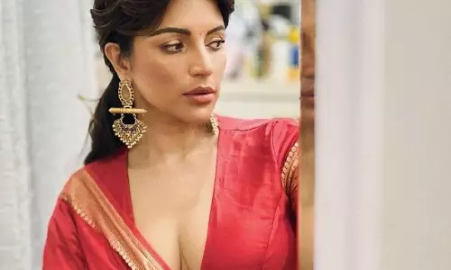 పైట ప‌క్క‌కు జ‌రిపి మ‌రీ ఊరిస్తోన్న బ్యూటీ!