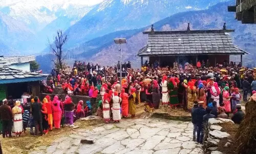 ఆ గ్రామంలో వింత ఆచారం... మహిళలు దుస్తులు  ధరించకూడడు!