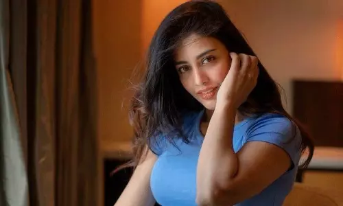 దక్ష.. ఆ చూపుతోనే హీటెక్కిస్తోందిగా