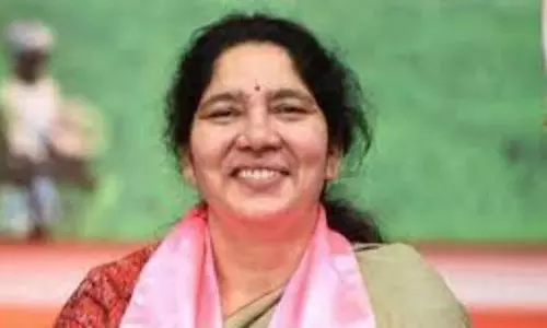`హార‌తి ప‌ళ్లెం` తెచ్చిన తంటా.. మంత్రిపై కేసు న‌మోదు!