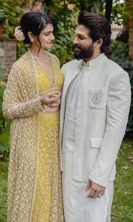 Unseen pictures of Allu Arjun and Sneha at Varun wedding