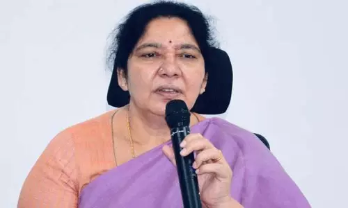 ఓటర్లకు ప్రలోభం.. తెలంగాణ మహిళా మంత్రిపై కేసు!