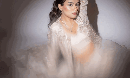 Astonishing Avneet Kaur In Etnic Look! Astonishing Avneet Kaur In Etnic Look!