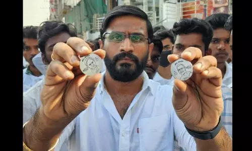 ఒక‌వైపు మోడీ.. మ‌రోవైపు కేసీఆర్‌.. నాణేల పంప‌కం.. ఎక్క‌డంటే!