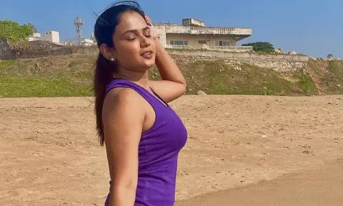 సముద్ర తీరంలో అరియానా స్టన్నింగ్ గ్లామర్ డోస్