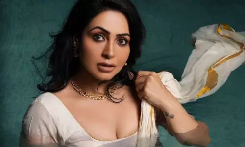 నీళ్ల‌లో తెలుగ‌మ్మాయ్ ప‌విట జారిందేమిటో!