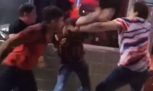 వీడియో వైరల్‌... బార్  వద్ద ఫైట్  అంటే అమెరికాలో అయినా అంతే..?