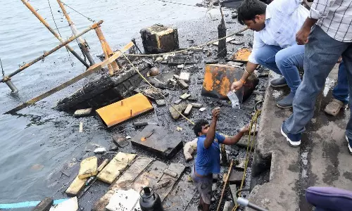 జగన్ సాయం వాయు వేగం... హార్బర్  బాధితులకు 48గంటల్లోనే పరిహారం!