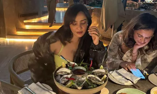 దుబాయ్‌లో శ‌ర్మా గాళ్స్‌ హంగామా చూసారా?