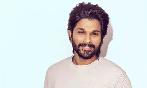 త్రివిక్రమ్ కంటే ముందుగానే ఆ దర్శకుడితో బన్నీ?