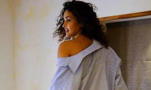 పిక్ టాక్ : షర్ట్‌ బటన్ విప్పి కవ్వింపులు