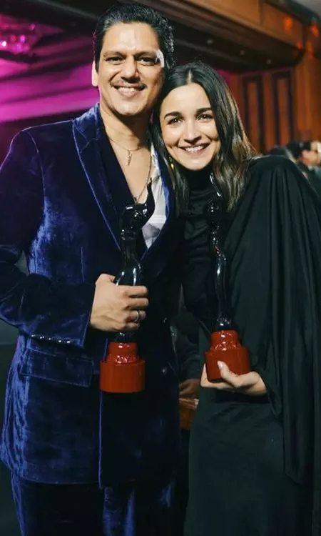 Alia stuns at Filmfare Awards; poses with Vijay Varma