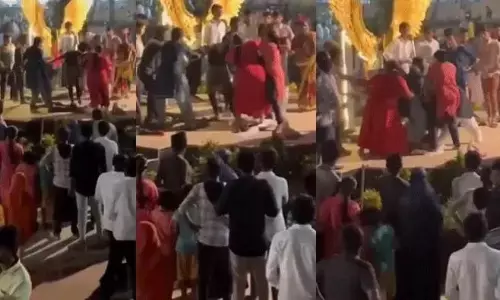 సెల్ఫీ, రీల్స్ కోసం పోటీ.. కొట్టుకున్న అమ్మాయిలు