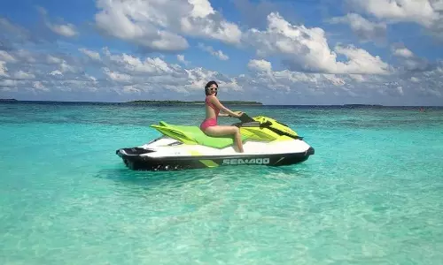 మొనోకినీలో మందాకినీలా అమైరా దస్తూర్