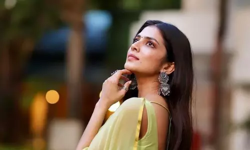 ఫోటో స్టోరి: సాదా చీర‌లో మాళ‌విక సింగారం