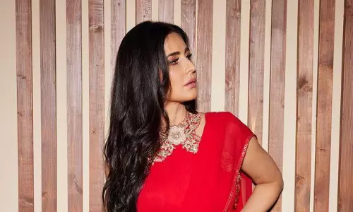 ఎర్ర చీర‌లో మ‌ల్లీశ్వ‌రి క‌వ్వింపు