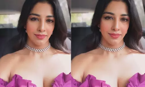 గ్లామర్ క్వీన్ దక్ష.. గులాబీ లాంటి ఎద అందం