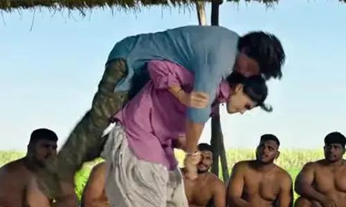 తాప్సీ  షారుక్ ఖాన్ న‌డ్డి విరిచేసిందిగా