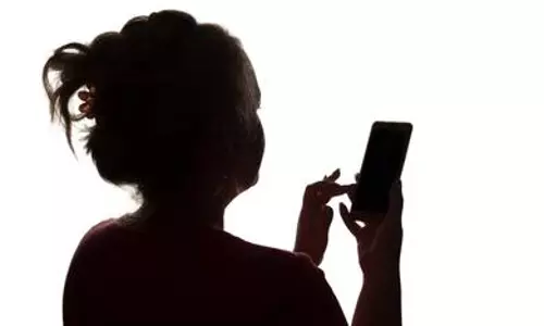 యువతి షాక్... బాయ్  ఫ్రెండ్ ఫోన్  లో 13 వేల ఆ ఫొటోలు