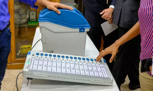 అనుకున్న స‌మ‌యానికే పోలింగ్‌.. కానీ, అడుగ‌డుగునా ఇబ్బందులే