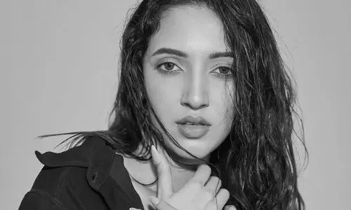 బ్లాక్‌ అండ్‌ వైట్ లో కవ్విస్తున్న రాధిక ను చూశావా..