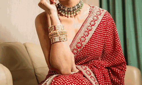Mrunal Thakur Turns Heads with Stunning Ethnic Look