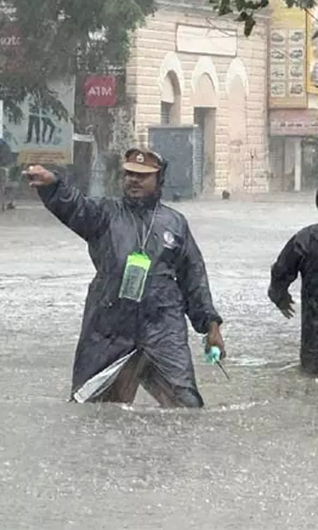 Heavy Rainfall Hits Chennai, Roads Filled With Water!