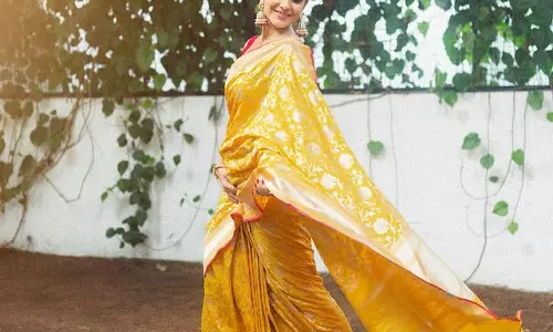 Mrunal Thakurs Nails Traditional Saree Look