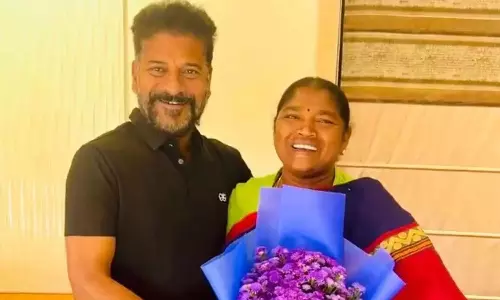 సిస్టర్ సెంటిమెంట్.. అప్పుడు సబిత.. ఇప్పుడు సీతక్క