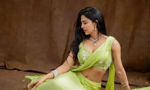 చిల‌కాకు ప‌చ్చ కోక‌లో ద‌క్షా దుమారం!