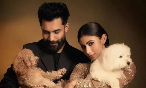 ఫోటో స్టోరి: ఆయ‌న‌కు గ‌ట్టి చుమ్మా ఇచ్చిన మౌని