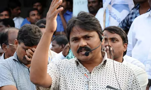 ‘మిత్రమా వీడ్కోలు’ అంటూ కేసీఆర్ గతాన్ని ఇంతలా ఎవరూ బయటపెట్టలేదేమో? ‘మిత్రమా వీడ్కోలు’ అంటూ కేసీఆర్ గతాన్ని ఇంతలా ఎవరూ బయటపెట్టలేదేమో?