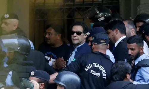 పెళ్లికి ముందే ఆమెను వాడుకున్నారు.. పాకిస్థాన్ మాజీ ప్ర‌ధానిపై సంచ‌ల‌న కేసు